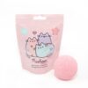 pusheen kula do kąpieli w kolorze różowym przedstawiona na białym tle